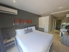 226 on Bath, Modern Apartment